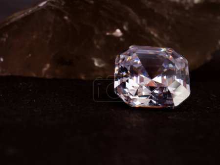 Foto de Beautiful and sparkling asscher cut diamond with rough stone background - Imagen libre de derechos