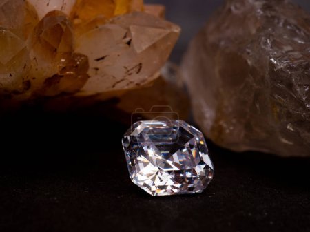 Téléchargez les photos : Sparkling asscher cut diamond with rough crystal as background - en image libre de droit