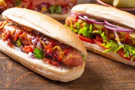Téléchargez les photos : Hot dog . Restauration rapide américaine traditionnelle. Vue de dessus sur fond en bois - en image libre de droit