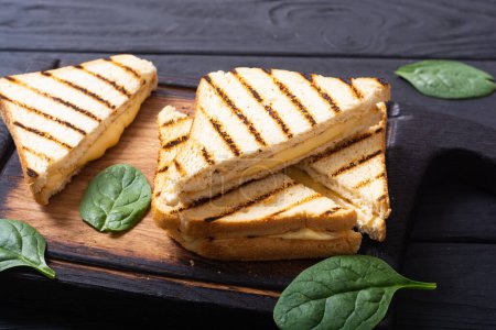 Gegrillte Sandwiches mit Käse. Frisches hausgemachtes Frühstück auf rustikalem Hintergrund