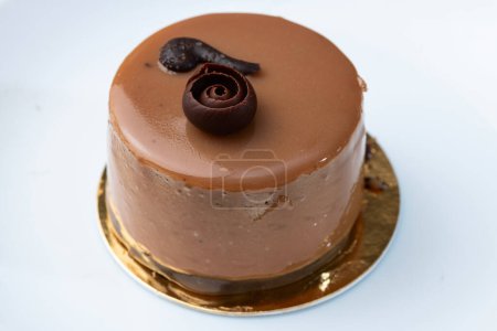 Téléchargez les photos : Doux dessert. Un gâteau au chocolat au caramel. Vue du dessus - en image libre de droit