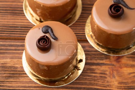 Téléchargez les photos : Doux dessert. Un gâteau au chocolat au caramel. Vue du dessus - en image libre de droit