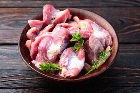 Guijarros de pollo crudo molleja (estómago), fondo de carne. Vista superior 