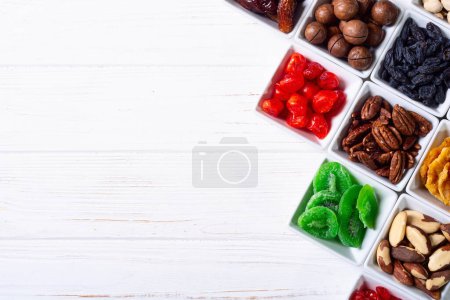 Téléchargez les photos : Mélange de fruits secs et confits et de noix. Vue du dessus - en image libre de droit