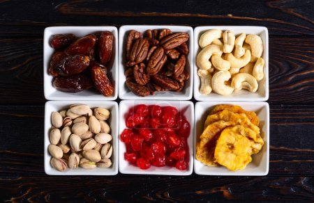 Téléchargez les photos : Mélange de fruits secs et confits et de noix. Vue du dessus - en image libre de droit