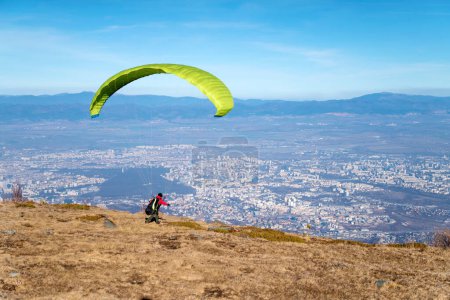 Foto de Paraglider at the start above the city of Sofia ,Bulgaria - Imagen libre de derechos