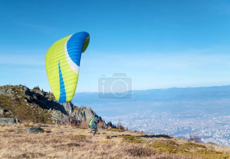 Foto de Paraglider at the start above the city of Sofia ,Bulgaria - Imagen libre de derechos