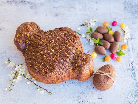 Foto de Pan tradicional de paloma de Pascua de chocolate italiano con pistacho y huevos de Pascua de chocolate - Imagen libre de derechos