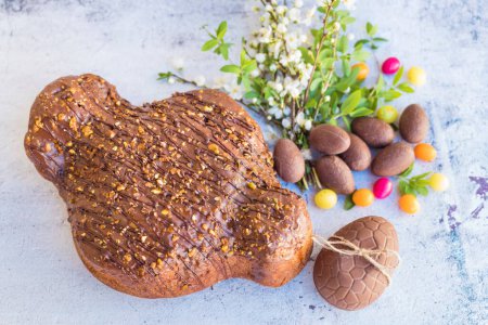 Foto de Pan tradicional de paloma de Pascua de chocolate italiano con pistacho y huevos de Pascua de chocolate - Imagen libre de derechos