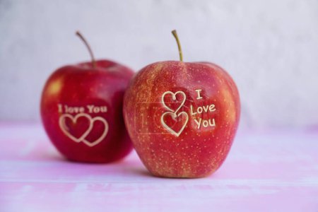 Téléchargez les photos : Pomme rouge avec I Love You Signer pour Saint Valentin - en image libre de droit
