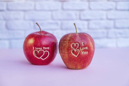 Téléchargez les photos : Pomme rouge avec I Love You Signer pour Saint Valentin - en image libre de droit