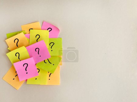 Notes collantes colorées avec des questions 