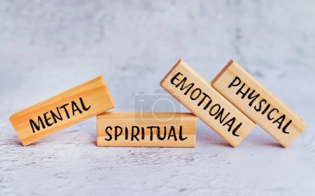 Geistige, spirituelle, emotionale, physische Schrift auf Holzklötzen