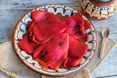 Foto de Pimientos rojos al horno en plato tradicional búlgaro - Imagen libre de derechos