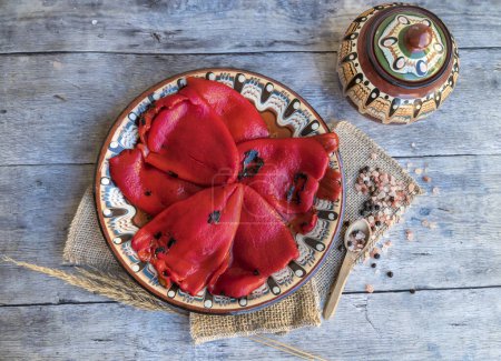Foto de Pimientos rojos al horno en plato tradicional búlgaro - Imagen libre de derechos