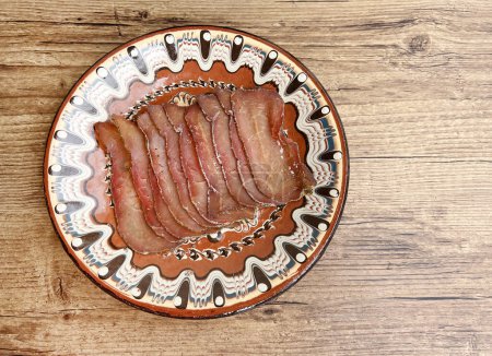 Foto de Rodajas de pastrami, carne de cerdo seca con hierbas - Imagen libre de derechos