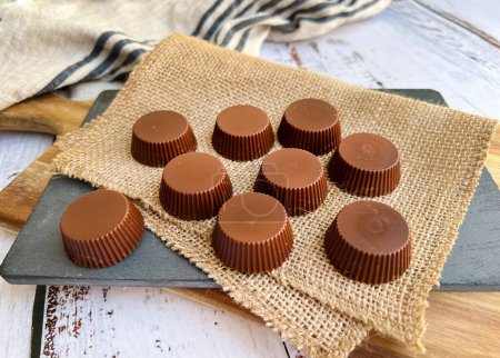 Gesunde Bio-Kekse mit Kakao und Erdnussbutter
