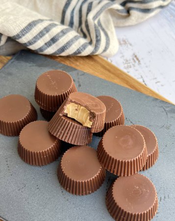 Gesunde Bio-Kekse mit Kakao und Erdnussbutter