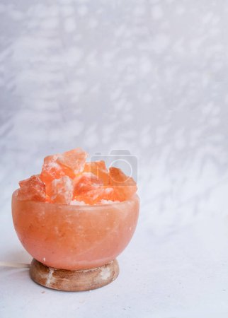 Foto de Lámpara de cristales de sal rosa del Himalaya - Imagen libre de derechos