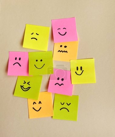 Foto de Muchas notas adhesivas con diferentes emociones tristes y felices. Concepto de encuesta - Imagen libre de derechos