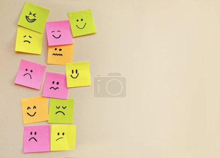 Foto de Muchas notas adhesivas con diferentes emociones tristes y felices. Concepto de encuesta - Imagen libre de derechos