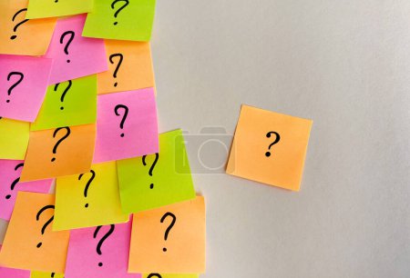 Foto de Notas pegajosas coloridas con preguntas - Imagen libre de derechos