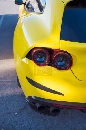 Foto de MILANO, ITALIA - 30 de marzo de 2024: Coche Ferrari azul estacionado en un estacionamiento - Imagen libre de derechos
