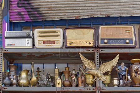 Foto de Athens, Greece - May 03, 2015: Vintage radio receivers and brass antiques at Monastiraki flea market. - Imagen libre de derechos