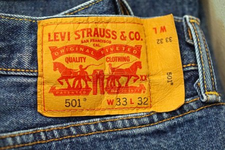 Téléchargez les photos : Belgrade, Serbie - 26 novembre 2020 : Levi Strauss and Co marque sur un pantalon en jeans bleu modèle de vêtements de qualité originale 501. - en image libre de droit