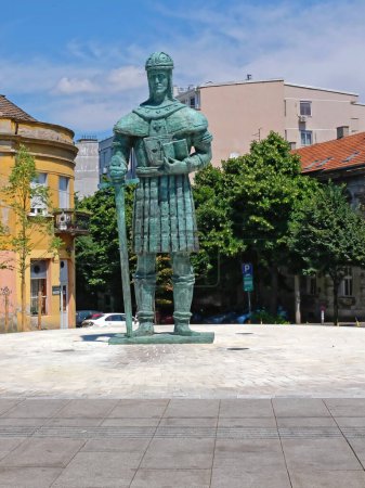 Téléchargez les photos : Belgrade, Serbie - 5 juillet 2021 : Statue en bronze du despote Stefan Lazarevic monument historique sur la place de la vieille ville. - en image libre de droit