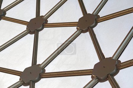 Téléchargez les photos : Structure géodésique de plafond de toit en verre de dôme au Koweït - en image libre de droit