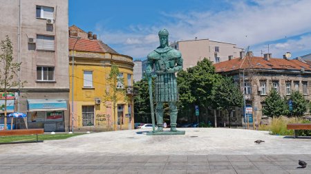 Téléchargez les photos : Belgrade, Serbie - 5 juillet 2021 : Nouvelle statue en bronze du Despote Stefan Lazarevic monument historique sur la place du centre-ville. - en image libre de droit