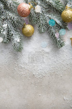 Foto de Concepto de vacaciones Decoraciones de Navidad vista superior año nuevo ramas verdes - Imagen libre de derechos