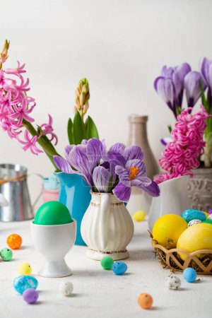 Téléchargez les photos : Composition de Pâques de printemps avec fleurs et œufs - en image libre de droit