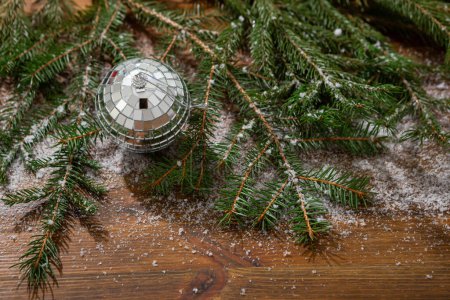 Foto de Fondo de Navidad de madera con verde abeto nieve copia espacio decoración disco bola - Imagen libre de derechos