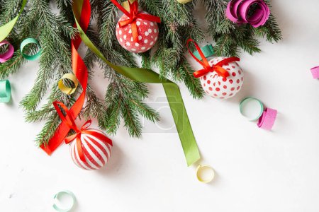 Foto de Fondo blanco de Navidad con ramas verdes decoración navideña - Imagen libre de derechos