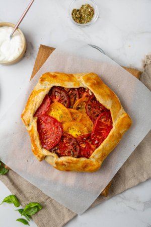 Téléchargez les photos : Vue du dessus de tarte à la tarte salée aux tomates sur planche de bois - en image libre de droit