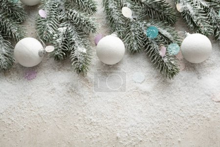 Téléchargez les photos : Noël fond d'hiver avec des décorations blanches - en image libre de droit