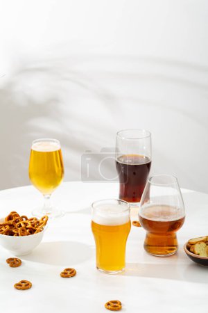 Foto de Gafas de luz y cerveza oscura fand aperitivos en el cuenco de alimentos y bebidas espacio de copia - Imagen libre de derechos