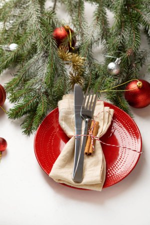 Foto de Plato rojo y decoraciones de Navidad mesa de ajuste - Imagen libre de derechos