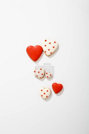 Téléchargez les photos : Love concept sweet holiday cookies hearts on light surface - en image libre de droit