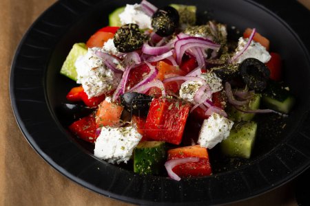 Foto de Close up of Greek salad healthy food fresh vegetables - Imagen libre de derechos