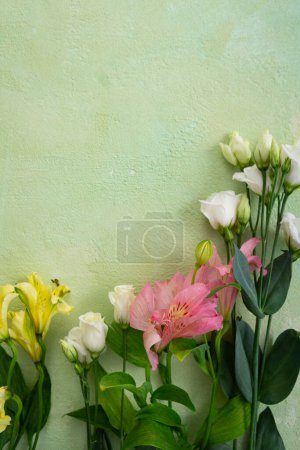 Téléchargez les photos : Green background with flowers spring concept copy space - en image libre de droit