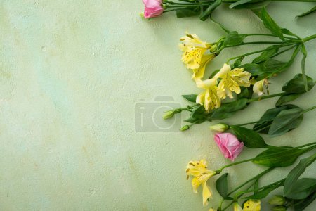 Téléchargez les photos : Green background with flowers spring concept - en image libre de droit
