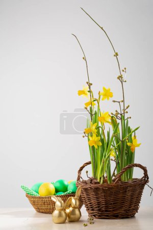 Foto de Easter holiday concept background decor bunny eggs - Imagen libre de derechos