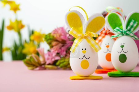 Téléchargez les photos : Lapin de Pâques fait d'oeufs concept de vacances fond rose - en image libre de droit