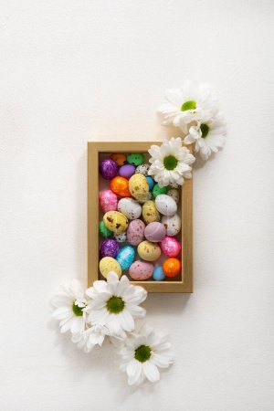 Foto de Dulces de Pascua huevos pequeños vista superior vacaciones fondo - Imagen libre de derechos