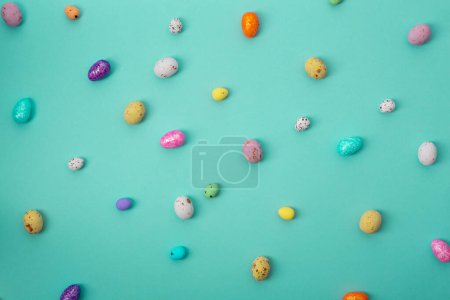 Téléchargez les photos : Petits oeufs de Pâques en chocolat fleurs fond de vacances - en image libre de droit