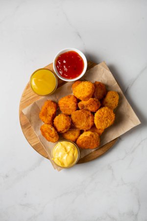 Foto de De nuggets de pollo y salsas de comida rápida vista superior - Imagen libre de derechos