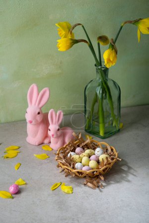 Téléchargez les photos : Pâques nature morte lapin fleurs chocolat œufs - en image libre de droit